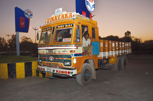 Los nuevos BharatBenz contrastan con míticos modelos indios